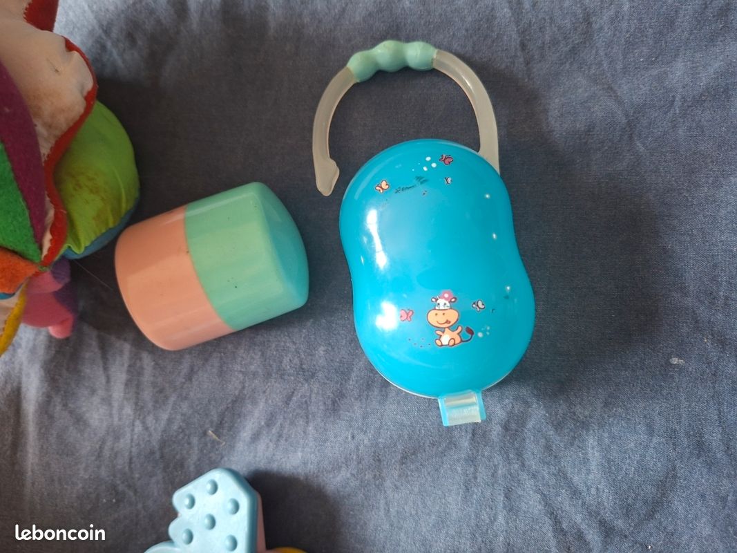 Lot de hochets, jouets pour bébé et accessoires de puériculture (image 9)