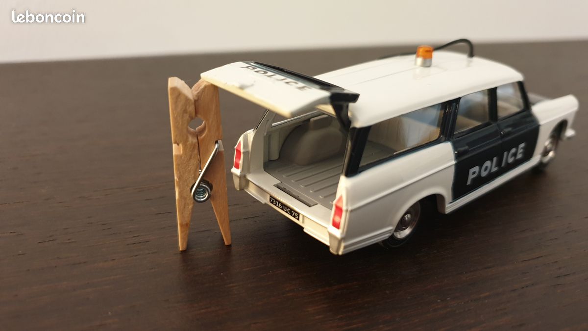 SUPERBE RARE TOP ! DINKY TOYS 1:43 BREAK PEUGEOT 404 POLICE N° 1429