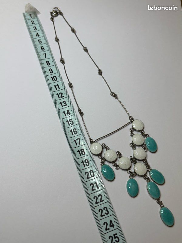 Collier vintage avec chaîne et pendentif en métal argenté