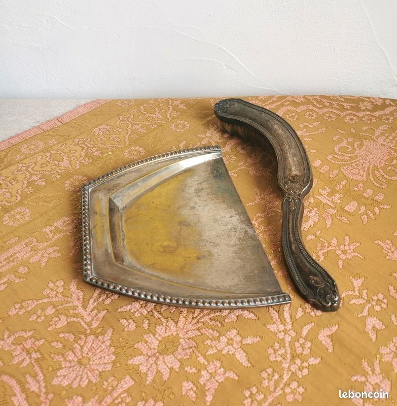 Pelle et brosse de table anciennes en métal argenté poinçonné (image 1)