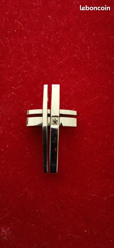 Croix en acier (image 1)