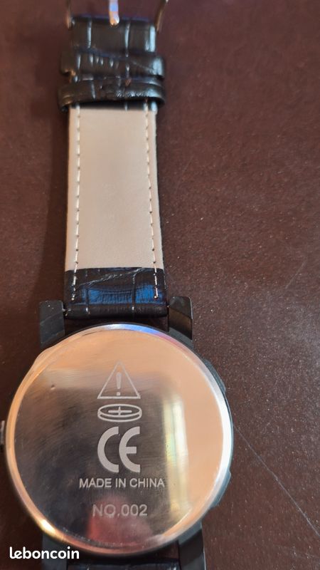 Montre noire bracelet cuir synthétique cadran plastique à tête de mort argenté (image 5)