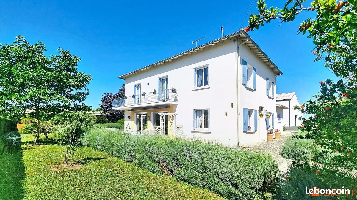 Maison 9 pièces 218 m² · à Meursac · 218 m² · 415 000 €