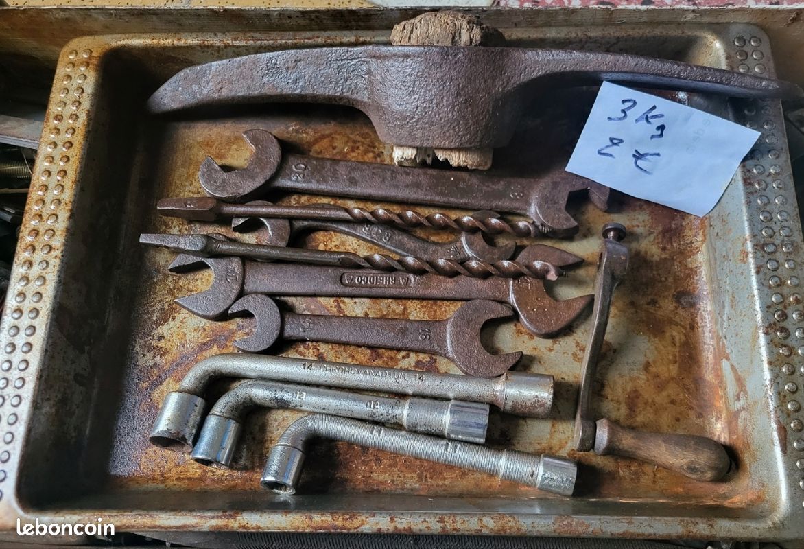 Pour Bricolage . Une caisse de boulons divers tous diamètre plus un plateau avec 3 clé a pipe + une petite pioche et autre le tout à 5 (image 1)