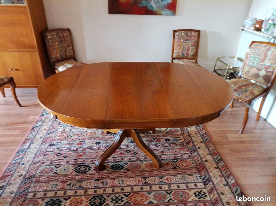A vendre une table et un lot de chaises (image 1)