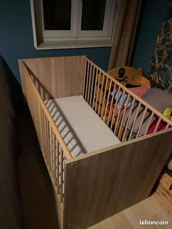 Lit bébé + matelas + table a langer 140x70 (image 1)