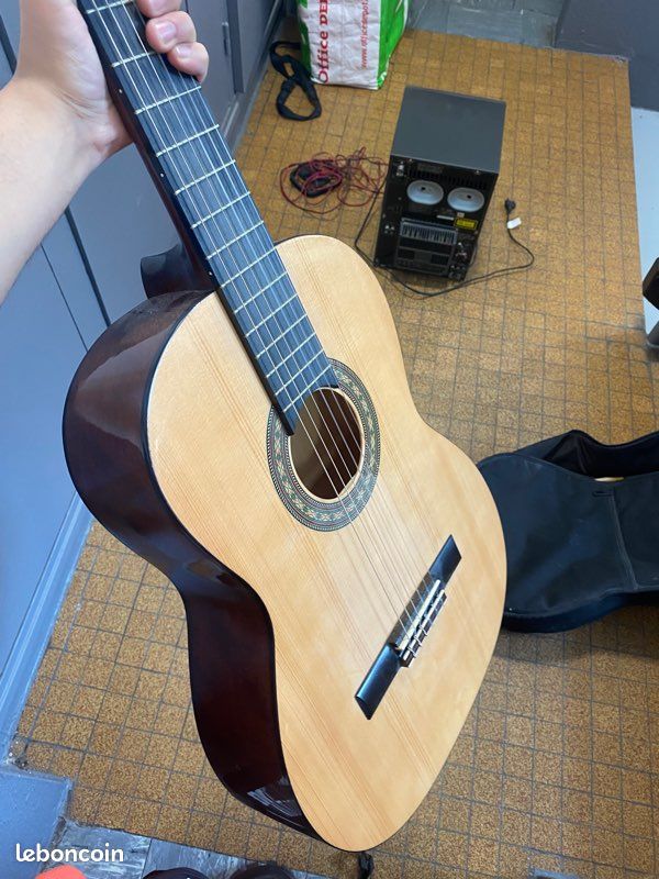 Guitare jamais utilisé + accessoires (image 3)