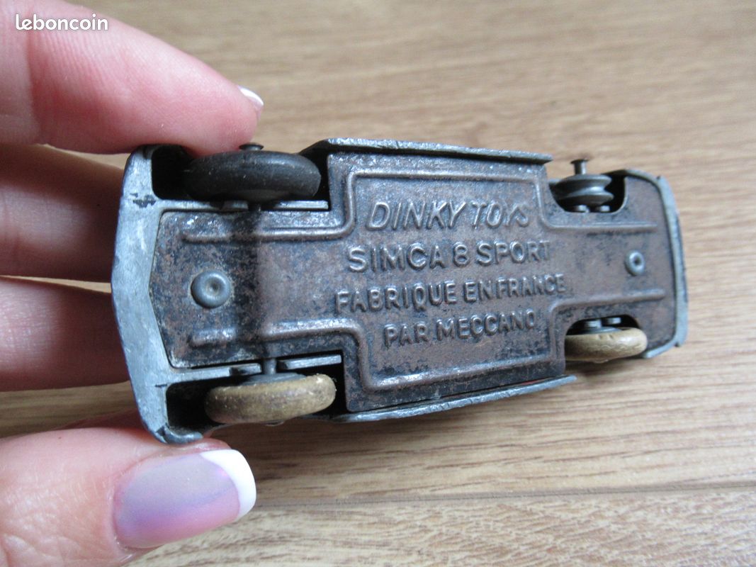 Dinky Toys Collection – SIMCA 8 Sport N°30 échelle 1:43 – Gris, état TBE