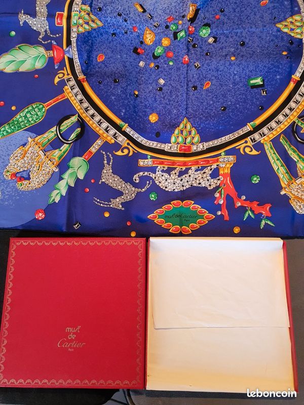 Tres joli foulard modèle Léopard signé Must de Cartier Paris (image 6)