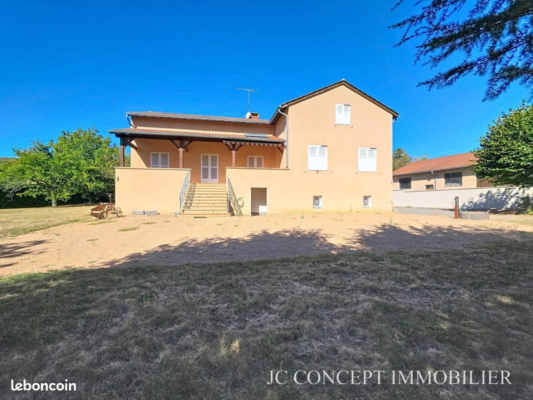 Maison 8 pièces 212 m² · à Igé · 212 m² · 1 913 €/mois
