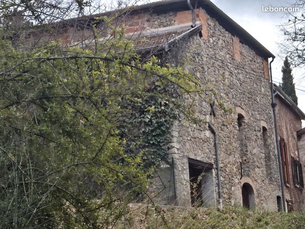 Bâtiment en pierre à restaurer sur 500 m2 de terrain