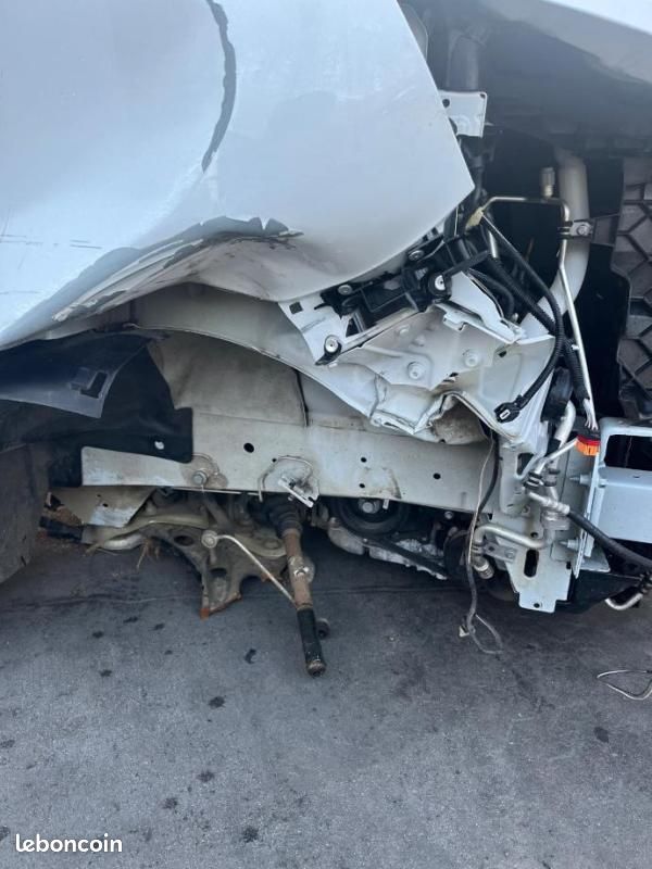 Renault Trafic FOURGON FGN L1H1 2T8 BLUE DCI 110 CH ACCIDENTEE (image 9)