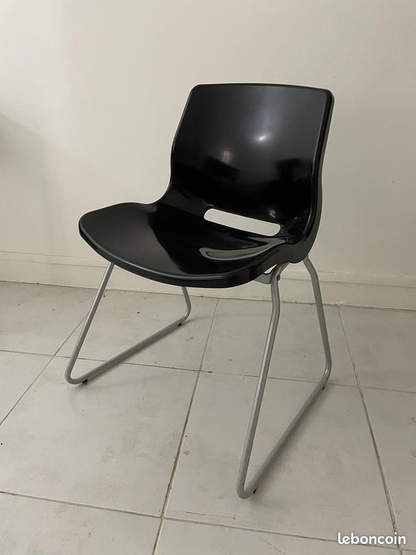 Chaise de bureau noire (image 1)