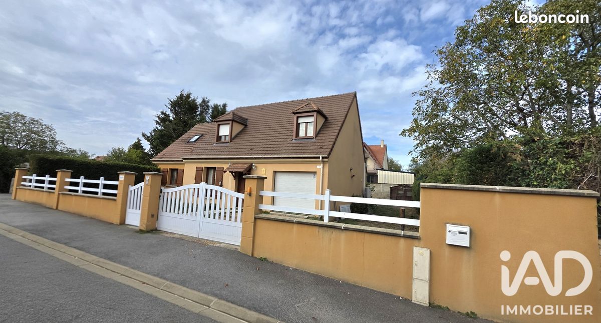 Maison 7 pièces 151 m² · à Saint-Martin-de-Bréthencourt · 151 m² · 358 000 €