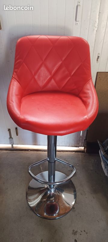 A vendre un tabouret rouge matelassé (image 1)