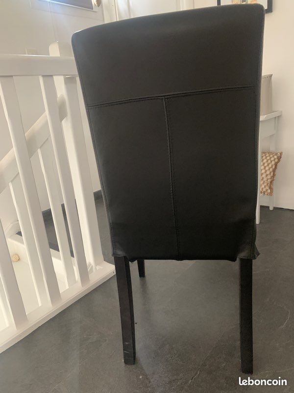 Chaise noire en cuir synthétique (image 4)