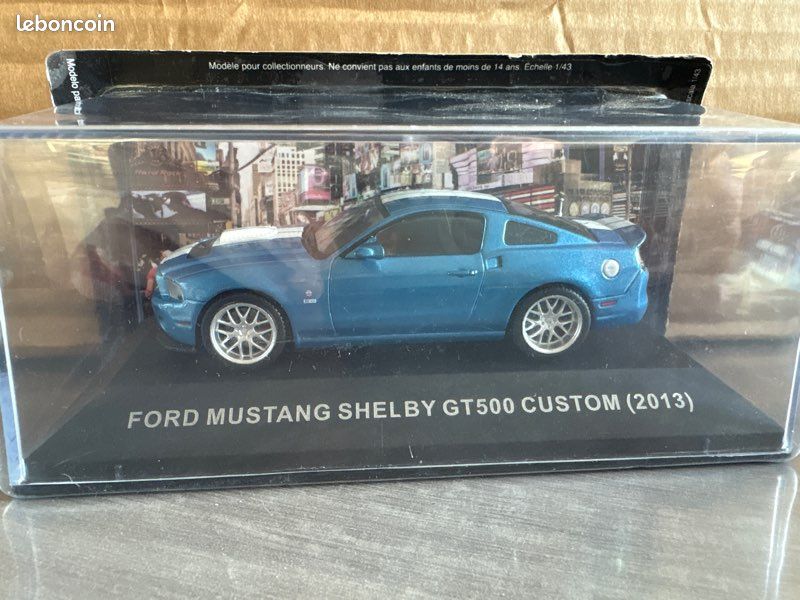 Miniature Ford Mustang Shelby Bleue Avec Horloge Intégrée Sur Socle – 20x30 Cm – Auto-horloge