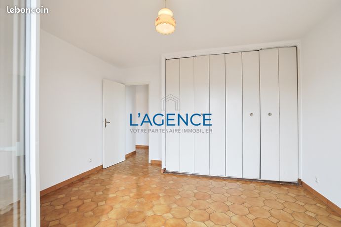 https://img.leboncoin.fr/api/v1/lbcpb1/images/65/e8/ee/65e8eed9c3077f2dbe8aa94d62c3a363e6ecf504.jpg?rule=ad-image