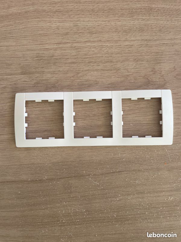 Plaque Triple Kallysta Hager WKN409 - Blanc Neige - Montage Vertical - Neuf