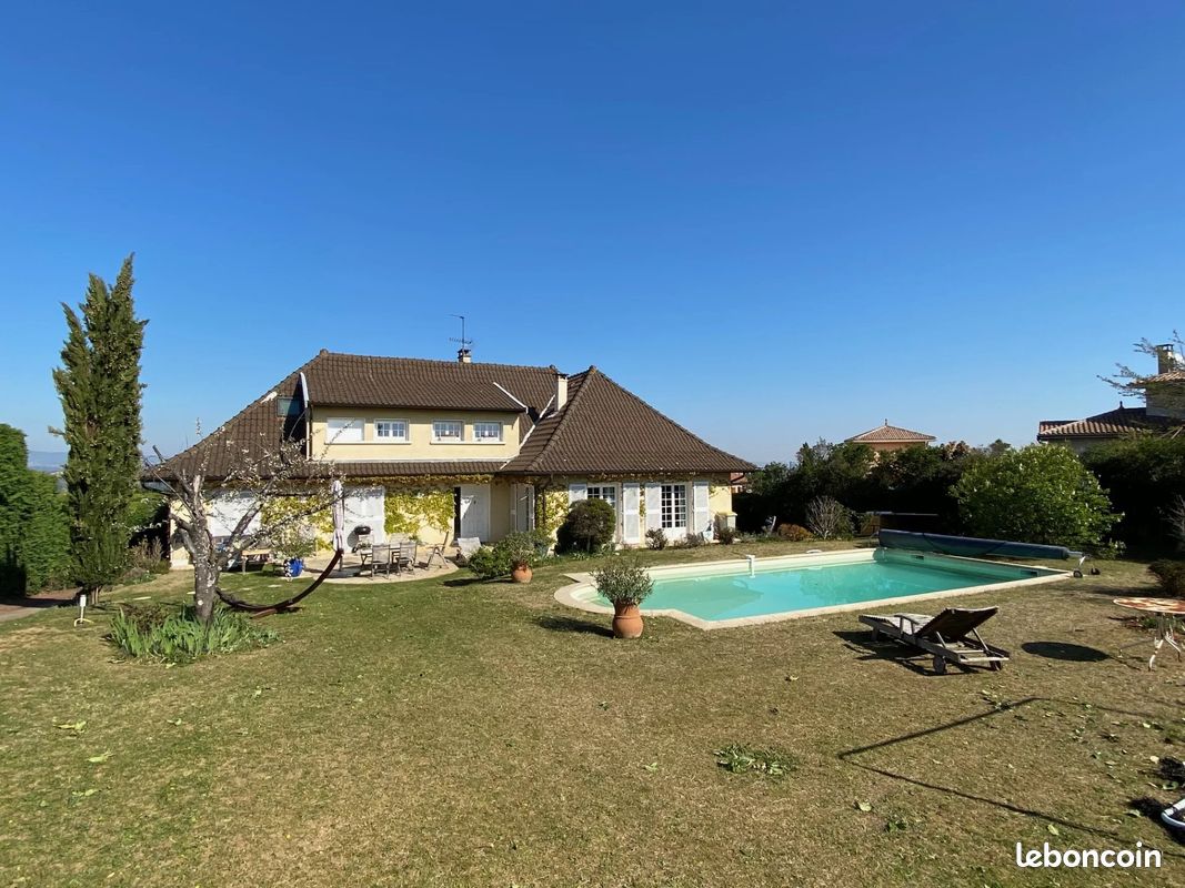 Maison 8 pièces 232 m² · à Communay · 232 m² · 650 000 €