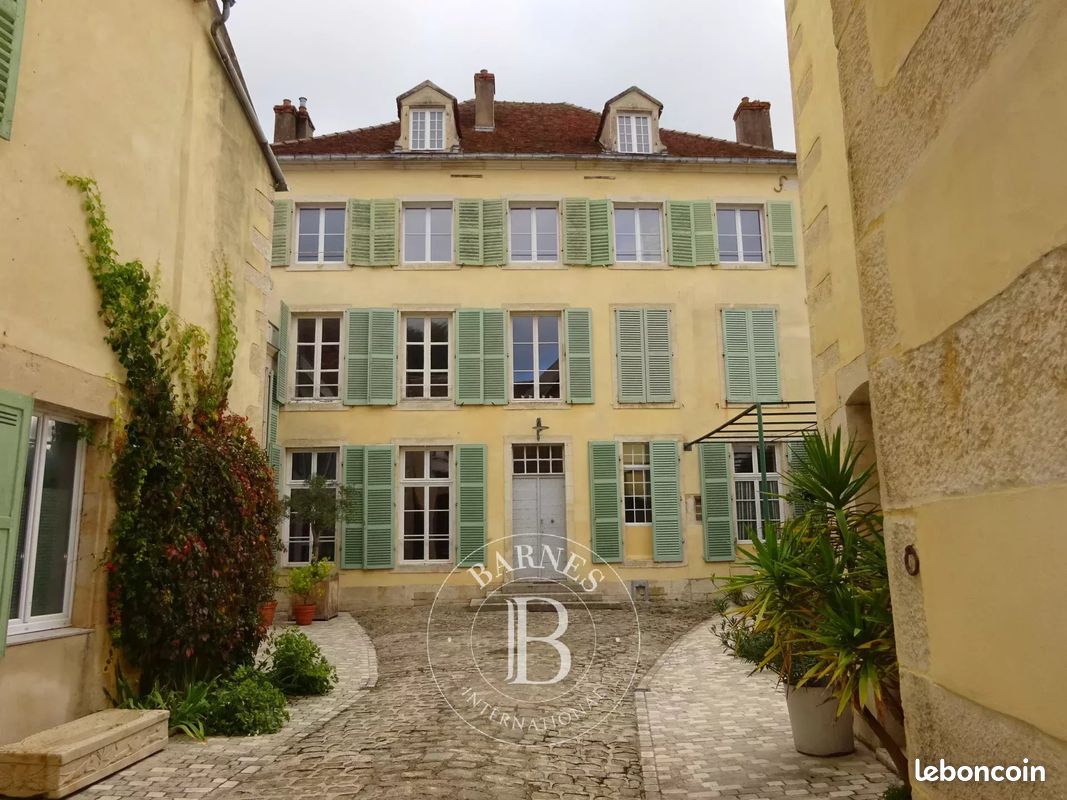 Maison 19 pièces 750 m² · à Montbard · 750 m² · 690 000 €