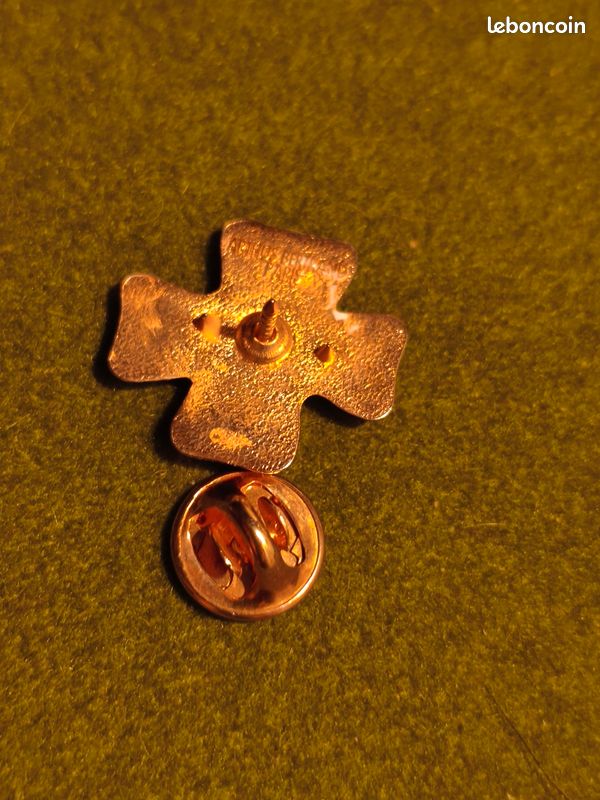 Pins Christian Lacroix (image 4)