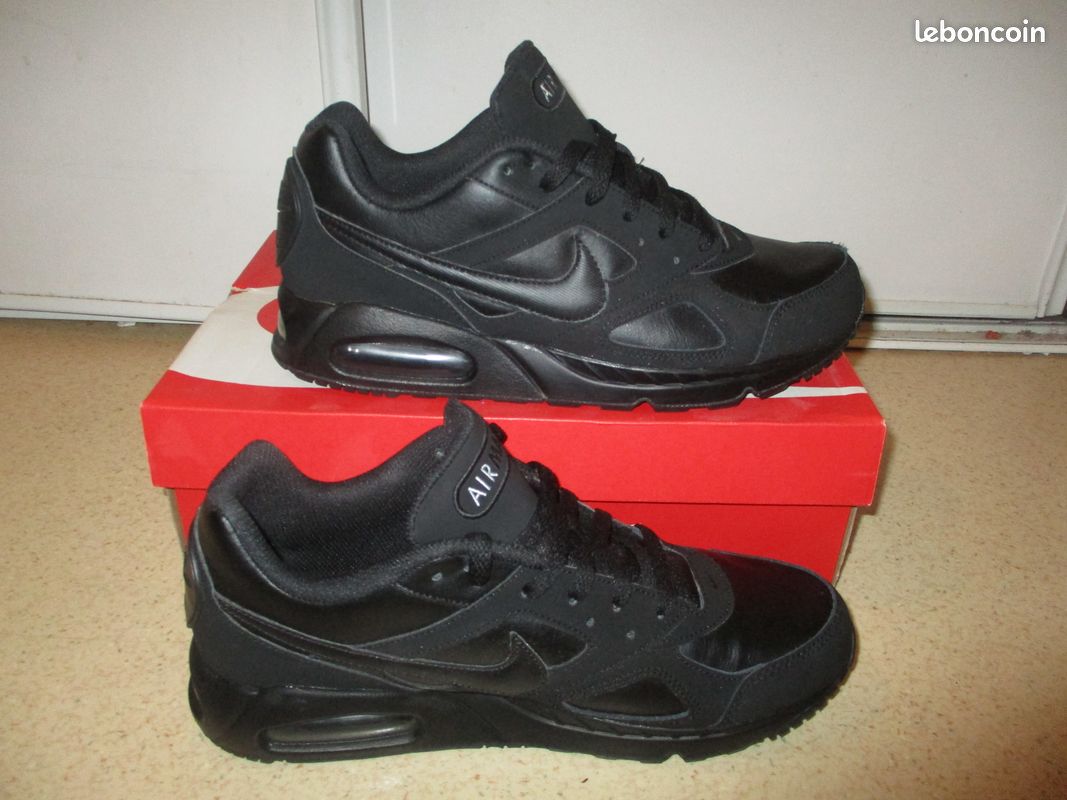 LOT de paires CATERPILLAR/NIKE/JORDAN toutes de TAILLE 43