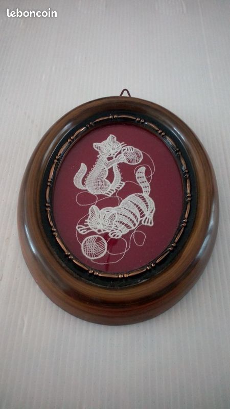 Cadre miniature broderie jeux de chats (image 1)