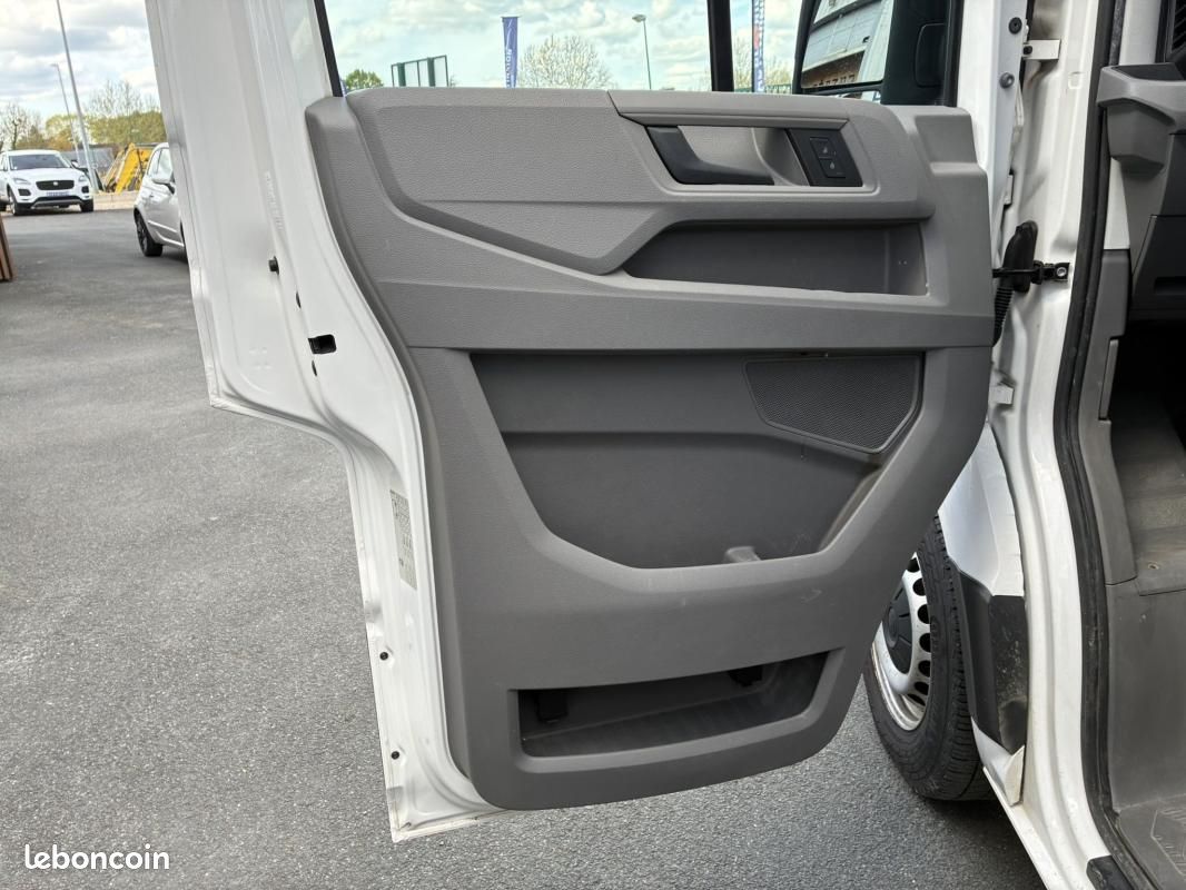 Volkswagen Crafter FOURGON 2.0 TDI 140 L3H3 BUSINESS LINE (image 19)