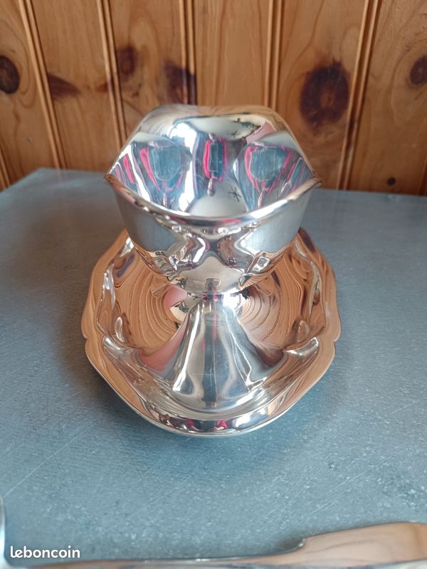 Rare et impressionnante saucière ancienne en argent