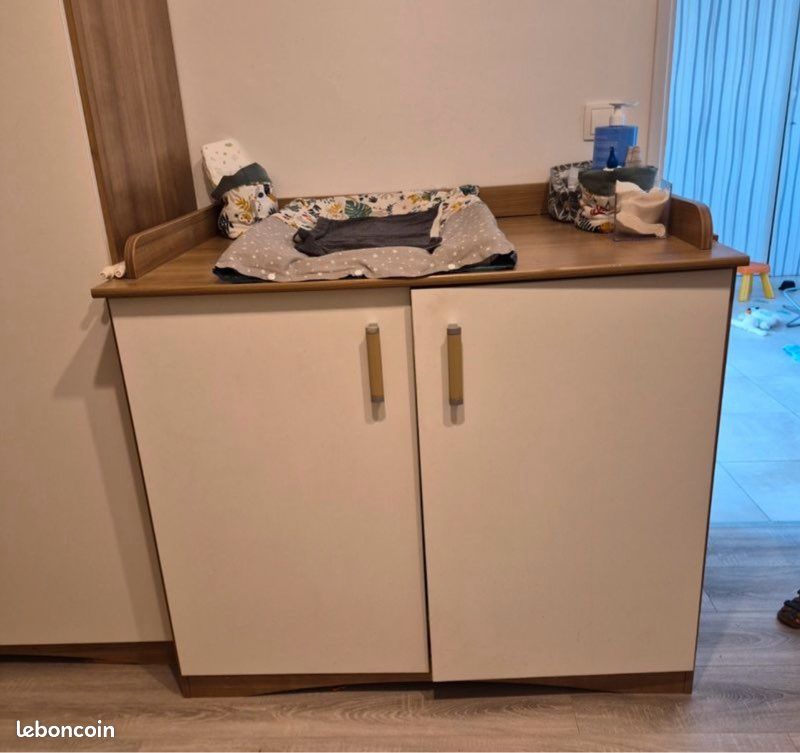 Table à langer avec porte manteau et matelas à langer - Bon état (image 1)