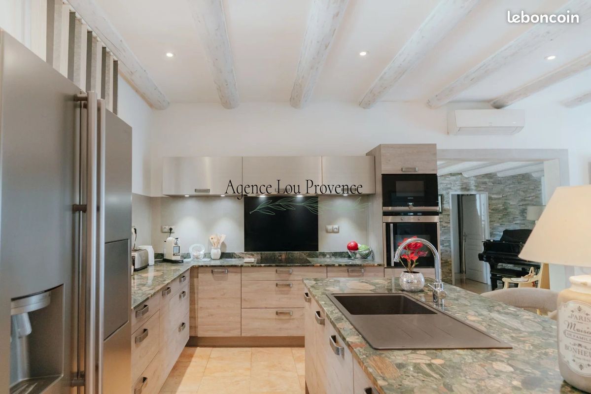 Maison 7 pièces 210 m² · à Mollégès · 210 m² · 577 000 €