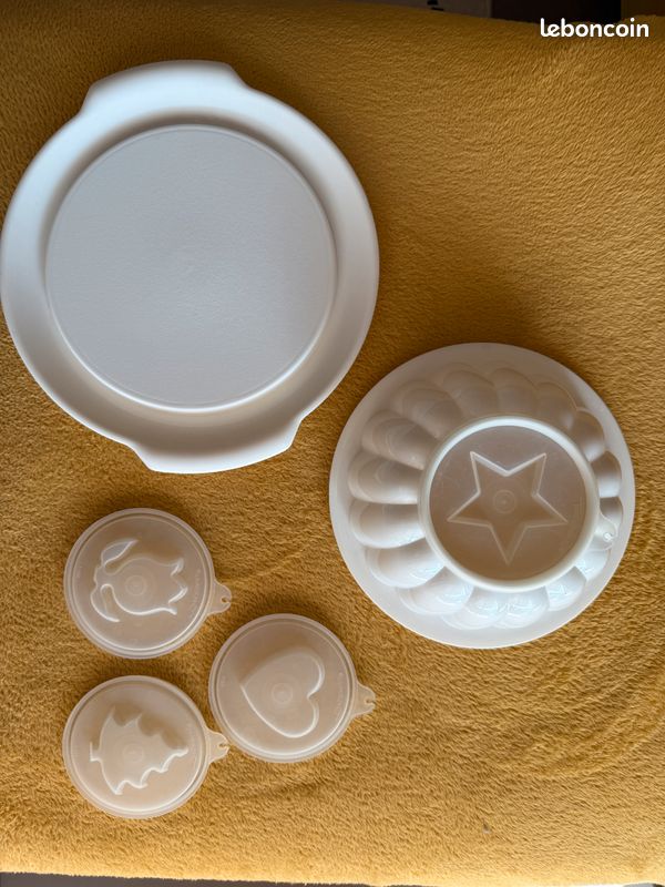 MOULE À CHARLOTTE tupperware avec différents couvercles