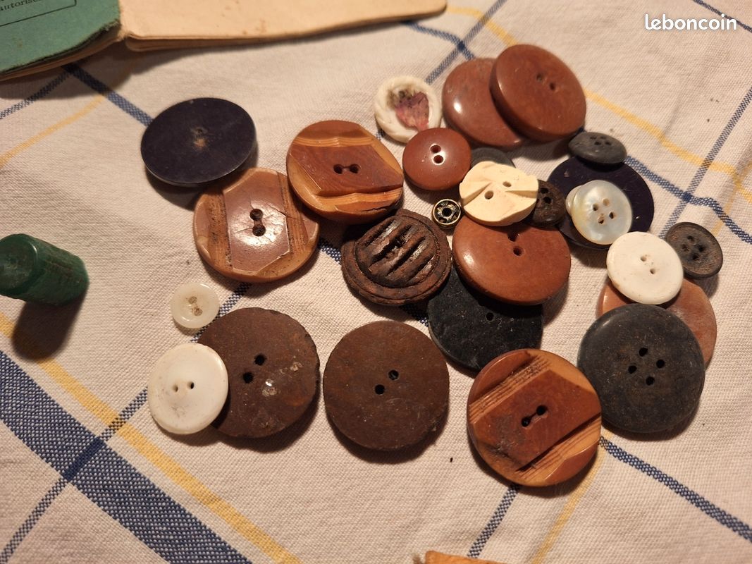 Lot De Boutons Anciens Mercerie - Doré Et Rouge, Vintage, Occasion (environ 870 Pièces ?)
