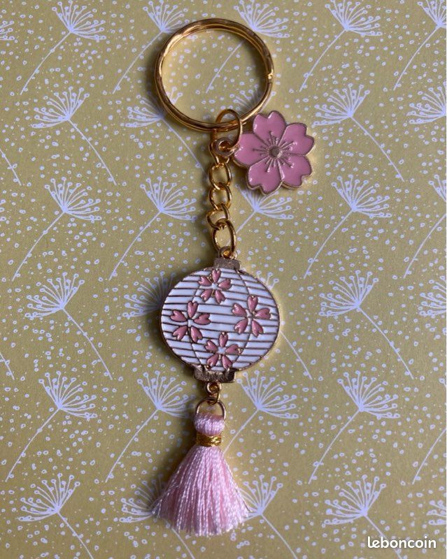 Porte clé doré lanterne et fleur de cerisier 🌸 (image 1)