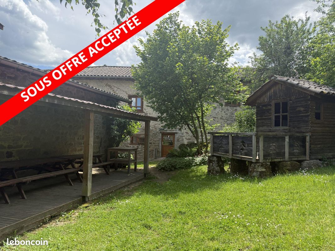 Maison 7 pièces 251 m² · à Les Ardillats · 251 m² · 220 000 €