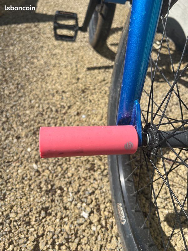 BMX Brooks quasi neuf – Cadre bleu métal / Pegs roses (image 3)