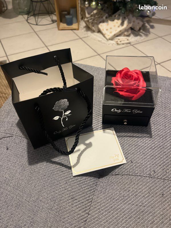 Coffret cadeau rose éternelle et collier (image 2)
