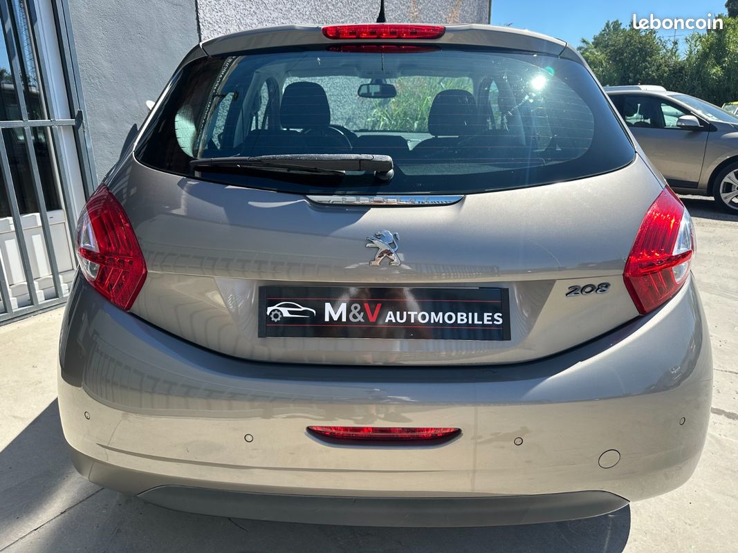 Peugeot 208 1.2 82ch ALLURE *DISTRI OK (image 8)