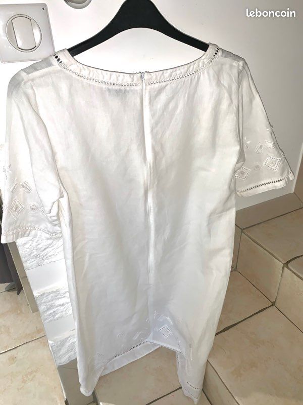 Robe blanche brodée marque Caroll Taille 42 (image 2)