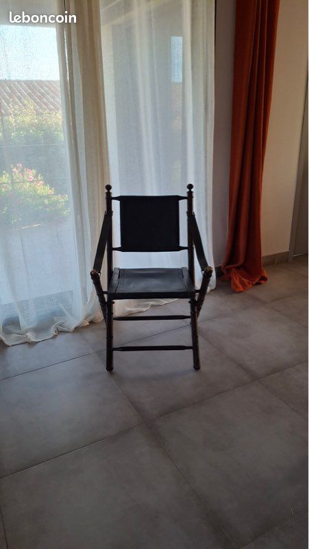 Chaise en cuir et bois coloniale (image 1)