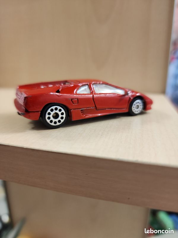 Lamborghini Countach miniature, fabrication Made in England, avec carrosserie en métal, peinture rouge et intérieur blanc (image 9)