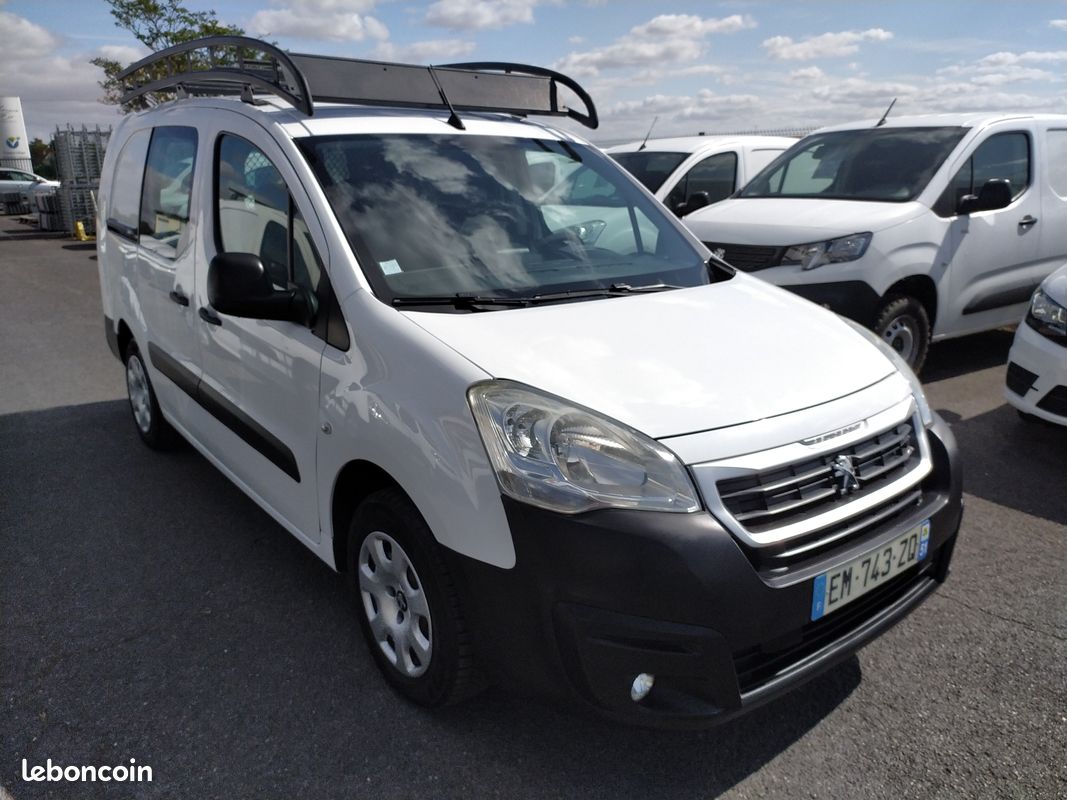 10825 HT - PEUGEOT Partner XL Blue HDI 100 Premium Pack GPS Vitré L2H1 1,6 L + Attelage - 06/2017 - 45100 kms (image 2)