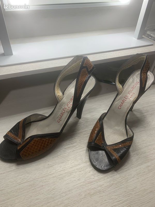 Belle jupe à rayures noires et blanches dans une variété de beaux styles