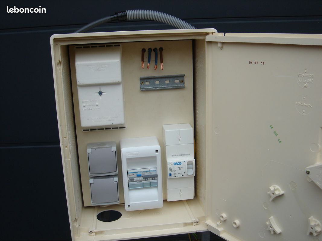 Coffret de chantier monophasé sur support métal (image 1)