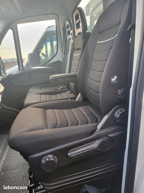 IVECO DAILY 35C18 HA8 PACK COMFORT + PACK CONSTRUCTION SIMPLE CABINE BENNE et COFFRE 03 PLACES comme NEUF avec BOITE AUTO + CAMÉRA + MOTEUR 3 LITRES + SUSPENSION RENFORCÉE ( Prix de Vente 49 990 HT ) (image 7)