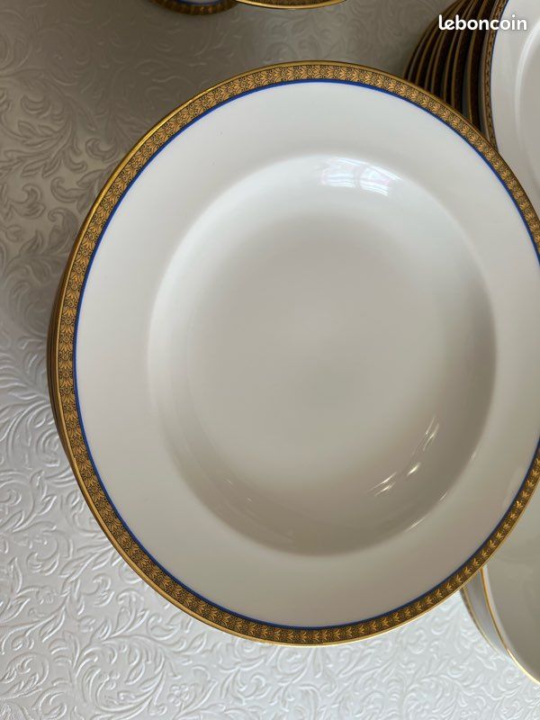 Lot Complet Vaisselle : 11 Assiettes, 1 Saucier, 1 Soupière + Plat Décor Liseré Bleu Et Doré