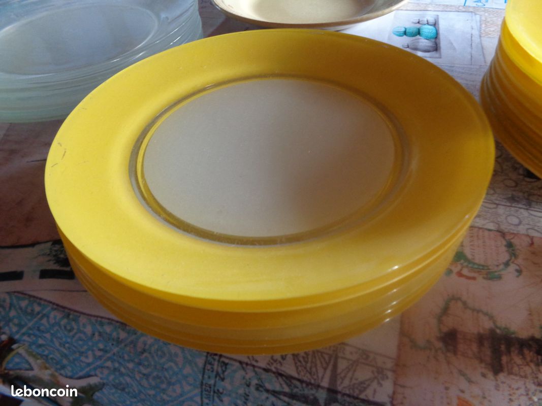 Assiettes jaunes en verre (image 2)