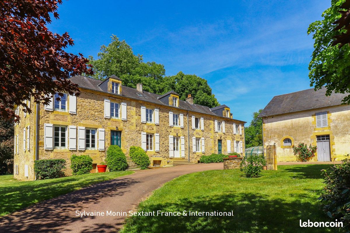 Maison 12 pièces 520 m² · à Lanouaille · 520 m² · 880 000 €