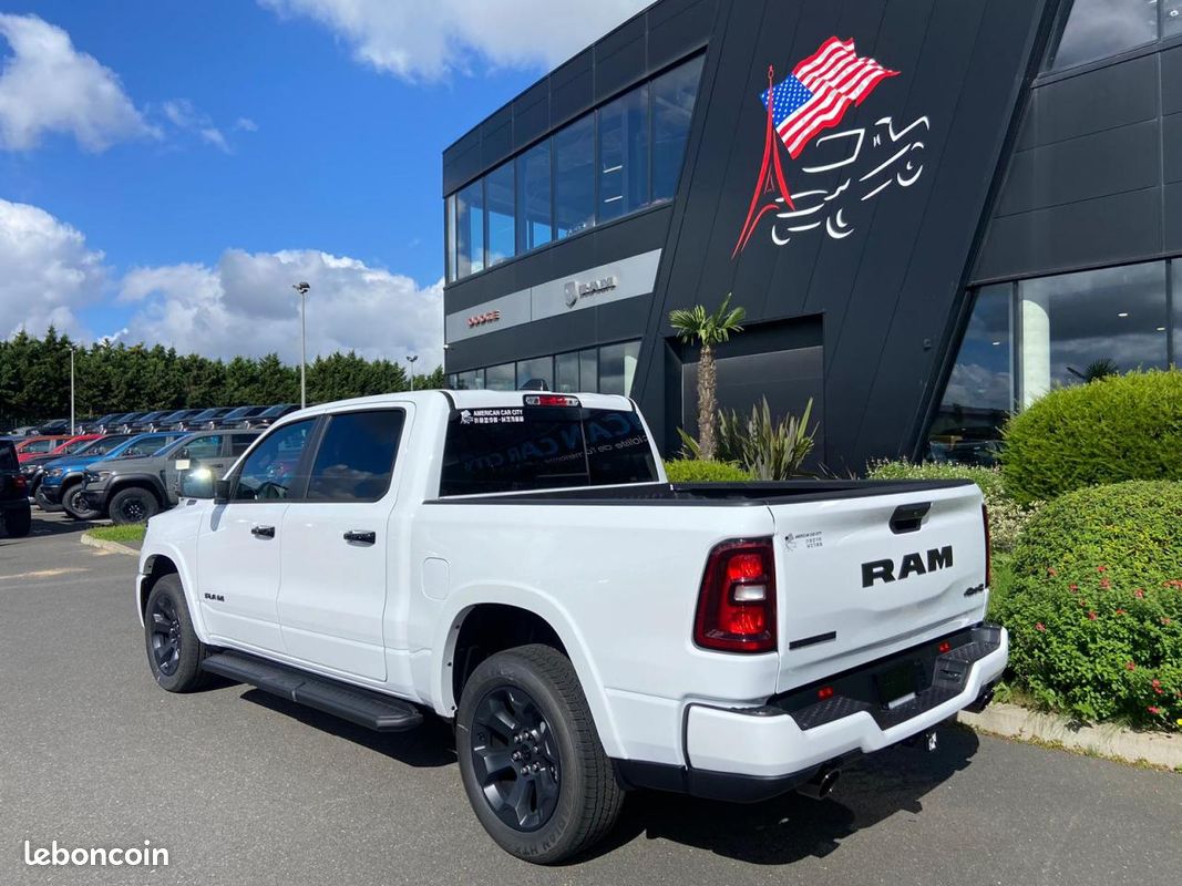 Dodge ram 1500 crew cab bighorn night edition (image 3)